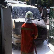 VW Caravelle Terbakar Saat Mesin Mobil Dipanasi 