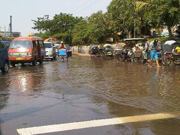 Pipa PDAM Bocor, Jalan Diponegoro Banjir