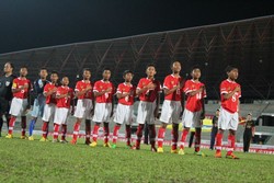 Menyanyikan lagu Indonesia Raya sebelum kickoff. Pertandingan ini digelar di Stadion Petaling Jaya, Kelana Jaya, Selangor, Malaysia.