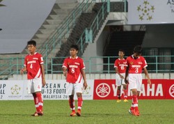 Para pemain Indonesia sempat tertunduk setelah kebobolan di menit 19 oleh gol Malaysia yang lahir dari titik penaltik.