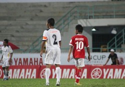 Penyerang Indonesia Raditya Ari Pradana (kanan) ditempel bek Malaysia, Noor Azmierul Hakim bin Mohd Noor. Dua jam sebelum melawan Indonesia, Malaysia berhasil mengalahkan Thailand 2-1.