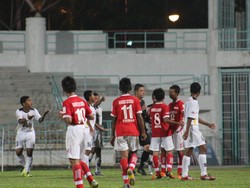 Para pemain Malaysia U-13 sempat memprotes wasit asal Jepang karena memutuskan mengulang tendangan penalti Indonesia yang mengenai tiang. Dari eksekusi yang kedua Indonesia menyamakan skor menjadi 1-1.