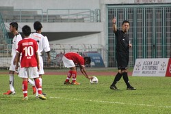 Asril meletakkan bola di titik putih kotak 16 meter Malaysia untuk mengalgojoi tendangan penalti yang didapat Indonesia di menit-menit terakhir babak kedua.