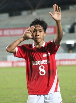 Inilah Asril, gelandang pengatur serangan tim Yamaha Indonesia U-13. Ia memberi salam hormat pada penonton setelah menjadi pahlawan yang menyelamatkan Indonesia dari kekalahan.