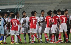 Para pemain Indonesia dan Malaysia Yellow bersalaman seusai pertandingan. Malaysia lolos ke semifinal, Indonesia masih harus bertanding melawan Thailand untuk memperebutkan satu tiket semifinal lagi di Grup B.