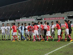 Pemain Indonesia dan Malaysia bersalaman sebelum pertandingan dimulai.