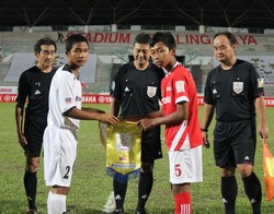Kapten Indonesia Fafa Muhammad Zuhud (kanan) dan kapten Malaysia Noor Azmierul Hakim bin Mohd Noor, bersama ofisial pertandingan.