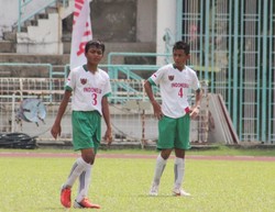 Dua pemain defender, Rachmat Irianto (kiri) dan Muhammad Thoriq Dikiansyah, lesu setelah gawang Indonesia dibobol Thailand lewat tendangan penalti di 10 menit terakhir -- sehingga kalah.
