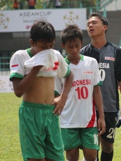 Kekecewaan dan kesedihan terlihat dari wajah tiga pemain muda Indonesia ini: Rachmat Irianto (kiri), Raditya Ari Pradana (tengah), dan Dandy Iqbal Saputro.