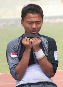 Dandy Iqbal Saputro, kiper tim Indonesia di ajang Yamaha ASEAN Cup U-13. Ia berhasil memblok tendangan penalti pemain Thailand, tapi wasit memutuskan tendangan tersebut harus diulang. Di kali kedua Dandy terkecoh dan gawangnya kebobolan dari tendangan 11 meter tersebut.