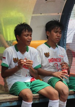 Anak-anak yang mulai menginjak usia remaja ini menangis setelah perjuangannya terhenti lebih awal.