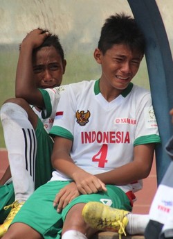 Sudah ya, Dik, tak perlu berlama-lama bersedih hati. Jalan kalian masih panjang, masih banyak kesempatan di masa mendatang.