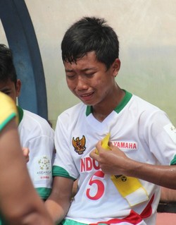 Bahkan sang kapten, Fafa Muhammad Zuhud, pun tak bisa menahan air matanya. Di tim Fafa bermain sebagai palang pintu pertahanan.