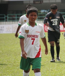 Ini alaah Gulam Fathur Rahman. Remaja kelahiran 11 April 1999 ini adalah pemain paling mungil di skuad Merah Putih, tingginya 146 cm. Ia tampil sebagai starter di laga melawan Malaysia, dan bermain dari bangku cadangan di laga melawan Thailand.