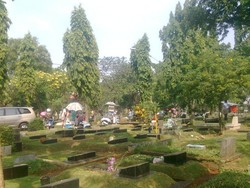 Jelang Ramadan, Peziarah Mulai Ramaikan Sejumlah TPU di Jakarta