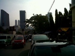 Mobil Peziarah Parkir di TPU Menteng Pulo, Lalin Casablanca Macet 