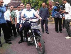 Anas dan Ibas Test Ride Motor BBG Buatan Siswa SMK