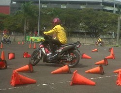 Puluhan Anak Motor dan Wartawan Belajar Naik Motor