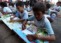 Abnon Jakbar Berbagi Ilmu dengan Anak Jalanan