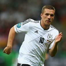 Podolski Ingin Bermain dengan Van Persie