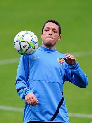 Adriano Akan Tetap di Barcelona