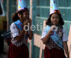 Pernak-pernik Aksesoris Masa Orientasi Siswa Tidak Mendidik