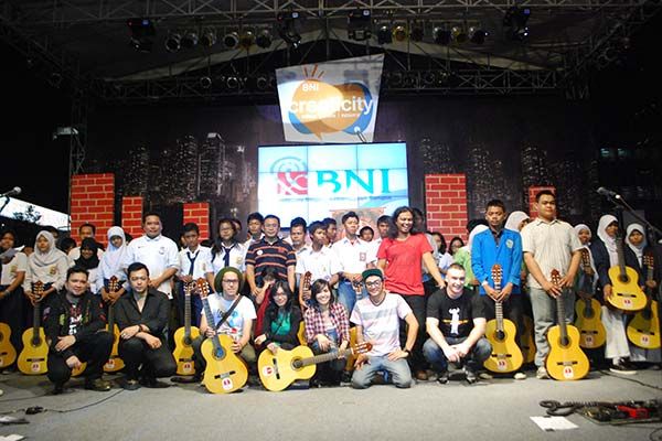 Penyerahan 1000 Gitar Untuk Anak Indonesia Bersama BNI