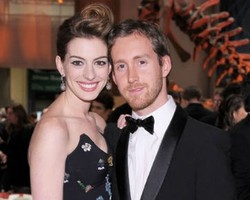 Anne Hathaway Hamil Anak Pertama?