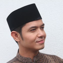 Dude Harlino Bergaya ala Ustad
