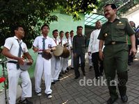 Hari Pertama Sekolah, Foke Sapa Para Siswa