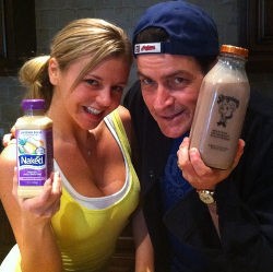 Charlie Sheen Tetap Nge-Tweet Saat Bercinta