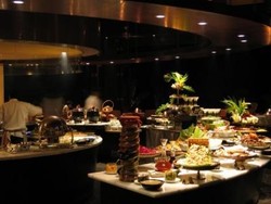 Kebanyakan Makan, Seorang Petinju Diusir dari Restoran