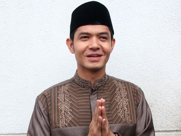 Dude Harlino Bergaya ala Ustad