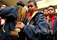 Anak-anak Ini Sabet Juara Sepakbola di Canberra