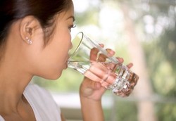 Tidak Cukup Minum Air Setiap Harinya? Atasi dengan 8 Cara Ini