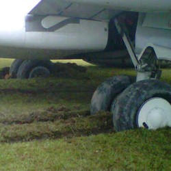 Bandara Pekanbaru Masih Ditutup, Agung Laksono Batal ke Riau 