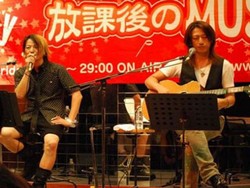 Dua Anggota Glay Menghibur Pengungsi Jepang