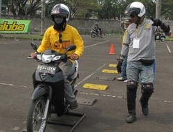5 Tips Berkendara Aman dengan Motor