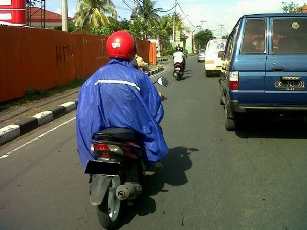 Panas-panas Kok Pakai Jas Hujan?