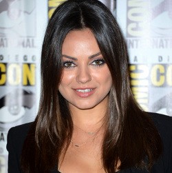 Gaya Casual si Manis Mila Kunis