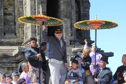 Antara Mitos, Budaya, dan Panorama Negeri di Atas Awan