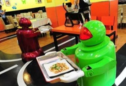 18 Robot Siap Melayani Wisatawan di China