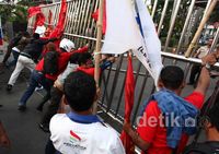 Buruh Robohkan Gerbang Pertamina