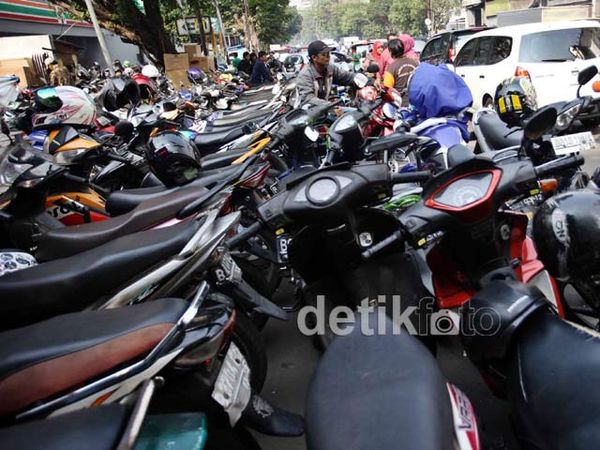 Parkir Mahal, Pengunjung Tanah Abang Mengeluh