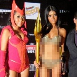 Farah Quinn Seksi Berkostum Superhero