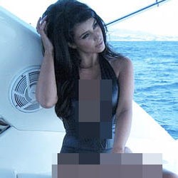 Kim Kardashian Pamer Keindahan Tubuhnya Dalam Balutan Swimsuit