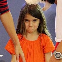 Tak Boleh Beli Anjing, Suri Cruise Nangis