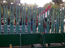 Kantor Dahlan Iskan Digeruduk Puluhan Pendemo Terkait PT Berdikari