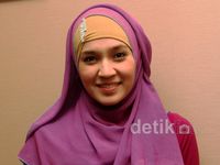 Dhini Aminarti Cantik dengan Jilbab