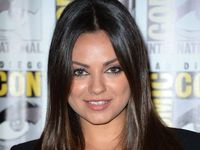 Gaya Casual Mila Kunis